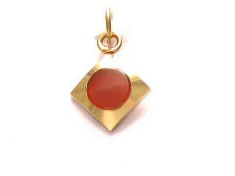 Karneol quadratisch Anhänger mit Gold Auflage Doublé, Hersteller Juwelier Harnisch, eleganter Schmuck mit einem roten Karneol in der Mitte und feiner goldener Umrandung.