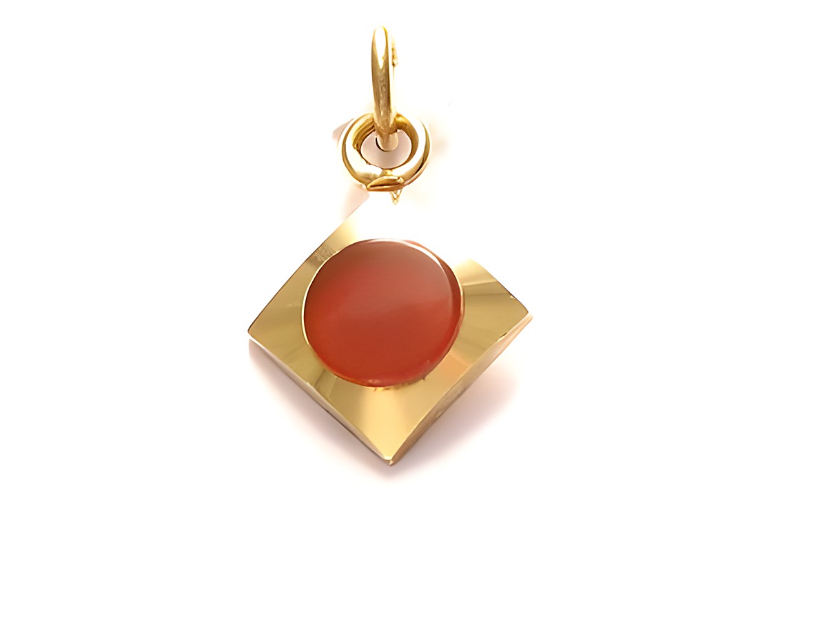 Karneol quadratisch Anhänger mit Gold Auflage Doublé, Hersteller Juwelier Harnisch, eleganter Schmuck mit einem roten Karneol in der Mitte und feiner goldener Umrandung.