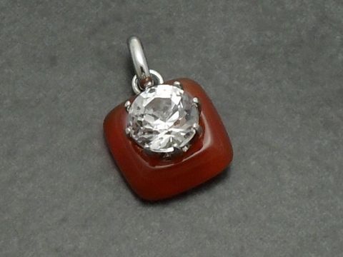 Silber Anhänger mit echtem Karneol in quadratischer Form und einem Strass Stein, Hersteller Juwelier Harnisch, verleiht jedem Outfit einen eleganten Akzent.