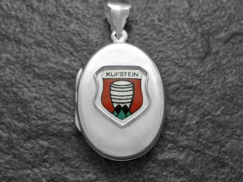 Silbernes Medaillon mit dem Stadtwappen von Kufstein, Österreich, hergestellt von Juwelier Harnisch, zeigt das Wappen in farbiger Darstellung auf der Vorderseite.