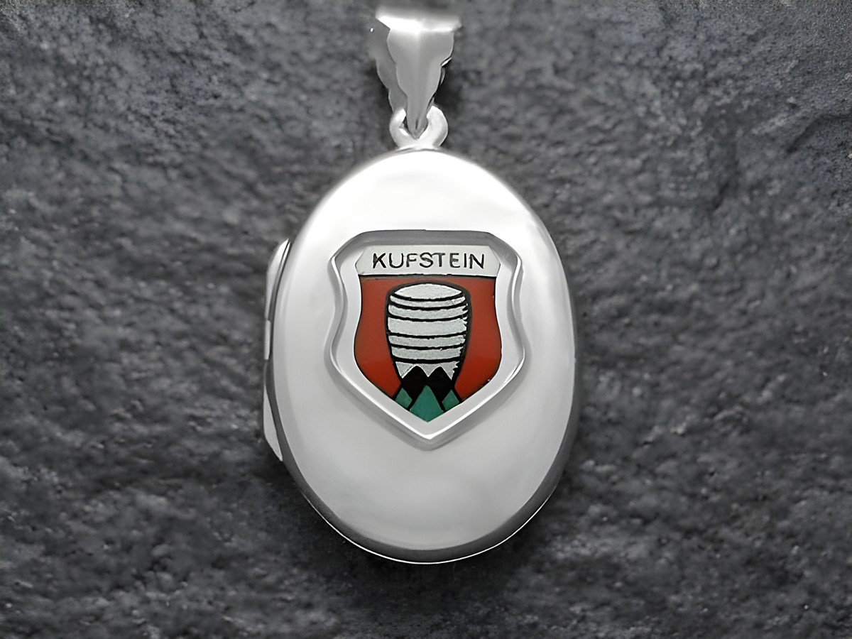 Silbernes Medaillon mit dem Stadtwappen von Kufstein, Österreich, hergestellt von Juwelier Harnisch, zeigt das Wappen in farbiger Darstellung auf der Vorderseite.