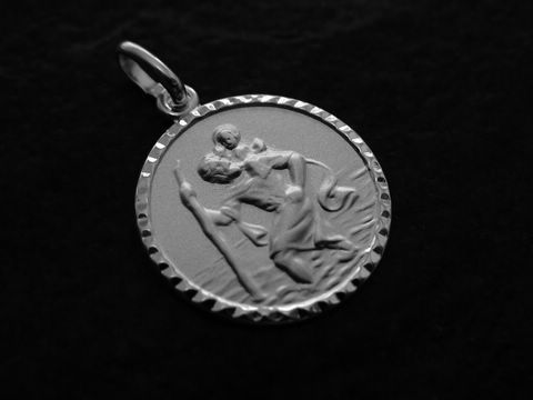 Ein Christophorus Anhänger aus 925 Silber mit rhodiniertem Finish. Das Relief zeigt den Schutzpatron Christophorus, der einen Pilger über einen Wasserlauf trägt.