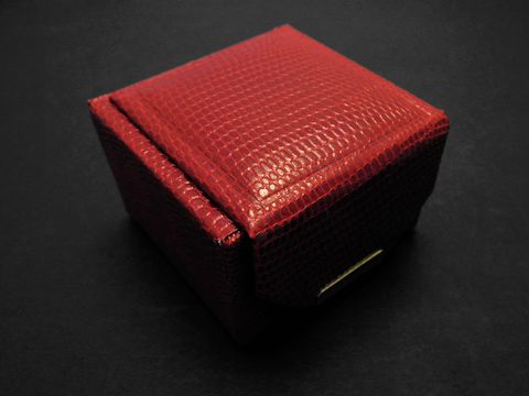 Ringschachtel viereckig rot im Kroko-Look, Hersteller Juwelier Harnisch, elegant gestaltet als Geschenkbox. Ideal für Schmuckpräsentation und besondere Anlässe.