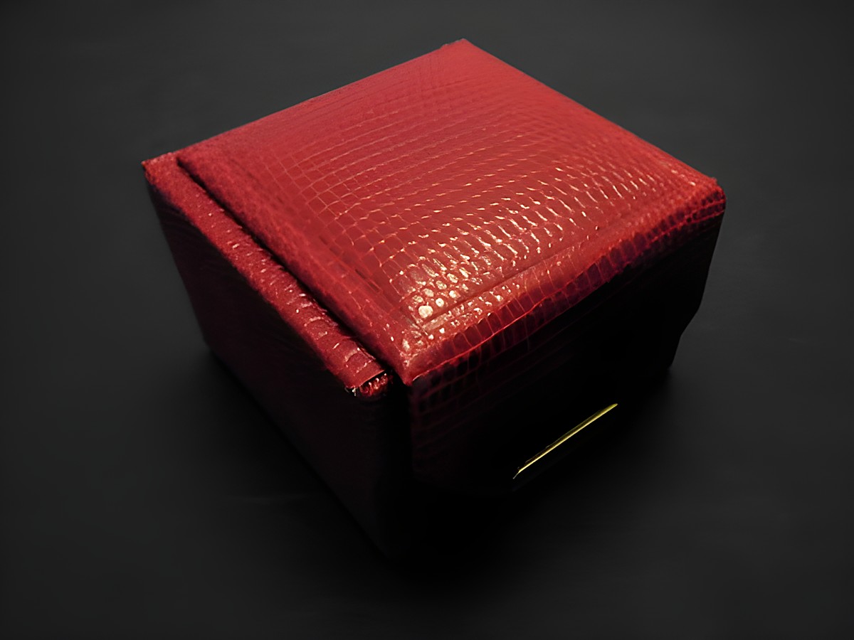 Ringschachtel viereckig rot im Kroko-Look, Hersteller Juwelier Harnisch, elegant gestaltet als Geschenkbox. Ideal für Schmuckpräsentation und besondere Anlässe. – Ansicht 2