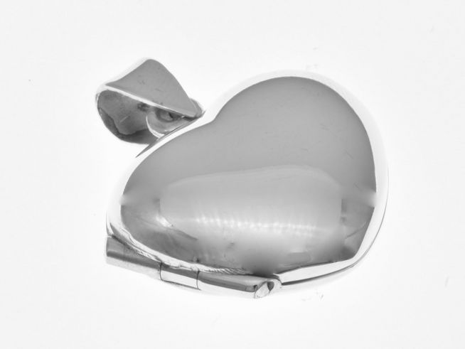 Medaillon in Herzform aus poliertem Sterling Silber, Hersteller Juwelier Harnisch, ideal als Schmuckstück für besondere Anlässe oder als Geschenk.