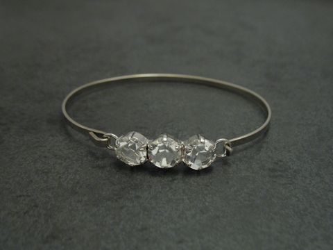 Silberner Strass Armreifen von Juwelier Harnisch, 18 cm, mit drei glitzernden Strasssteinen, feminin und elegant, ideal für besondere Anlässe oder den Alltag.