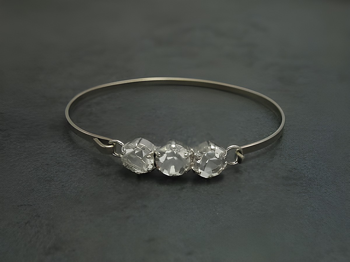 Silberner Strass Armreifen von Juwelier Harnisch, 18 cm, mit drei glitzernden Strasssteinen, feminin und elegant, ideal für besondere Anlässe oder den Alltag.