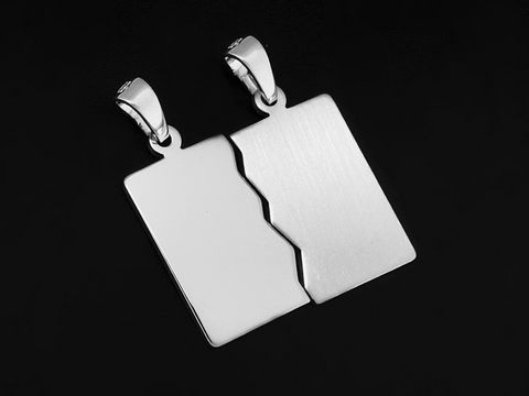 Eckiger Silber Partneranhänger aus 925 Sterling Silber rhodiniert, mit einer Größe von 20,8 mm, von Juwelier Harnisch, für Partner gedacht.