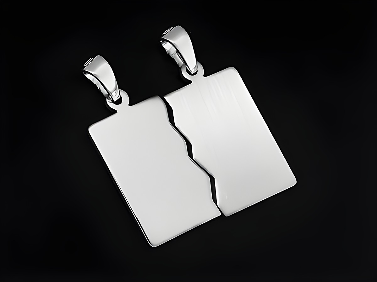 Eckiger Silber Partneranhänger aus 925 Sterling Silber rhodiniert, mit einer Größe von 20,8 mm, von Juwelier Harnisch, für Partner gedacht.