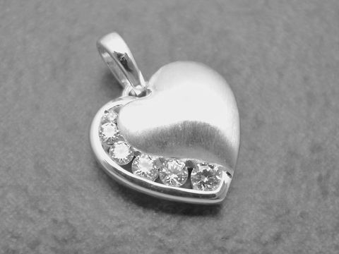Anhänger in Herzform aus Sterling Silber mit einer matten Oberfläche und weißen Zirkonia-Steinen, Hersteller Juwelier Harnisch, Perlen & Steine.