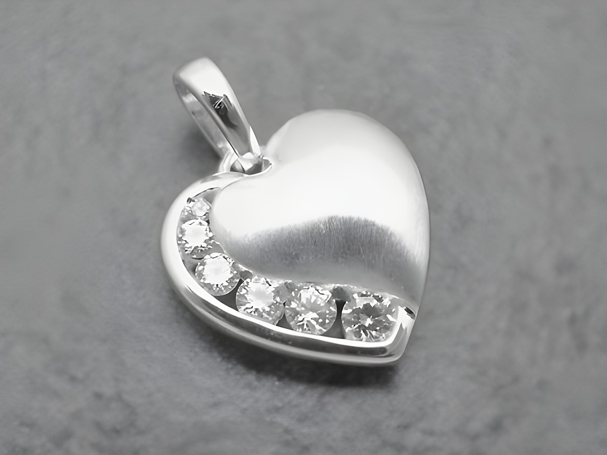 Anhänger in Herzform aus Sterling Silber mit einer matten Oberfläche und weißen Zirkonia-Steinen, Hersteller Juwelier Harnisch, Perlen & Steine.