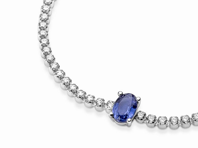 Glitzerndes Pavé-Tennisarmband von Pandora aus Sterling Silber mit bunten Kristallen, darunter ein ovaler blauer Stein, Länge 16 cm, elegantes Schmuckstück für jeden Anlass.