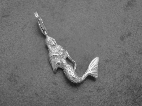 Zauberhafter Meerjungfrau Charms Anhänger aus rhodiniertem Sterling Silber, detailreich gestaltet, ideal für maritim inspirierte Schmuckstücke von Juwelier Harnisch.