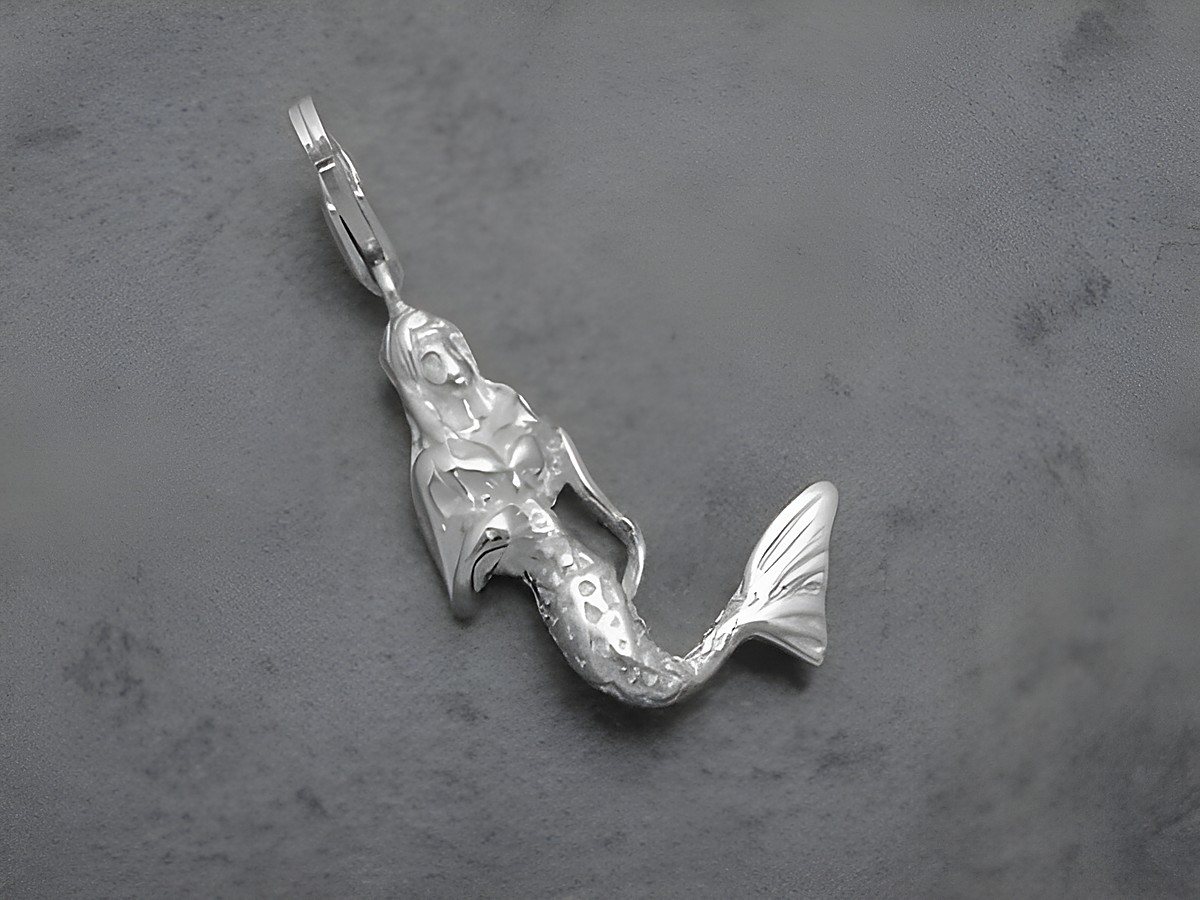Zauberhafter Meerjungfrau Charms Anhänger aus rhodiniertem Sterling Silber, detailreich gestaltet, ideal für maritim inspirierte Schmuckstücke von Juwelier Harnisch.