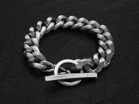 Silberfarbenes City-Armband 21cm lang, neu, vom Hersteller Juwelier Harnisch, mit modischem Kettenmuster und einem eleganten Toggle-Verschluss. Ideal für jeden Anlass.