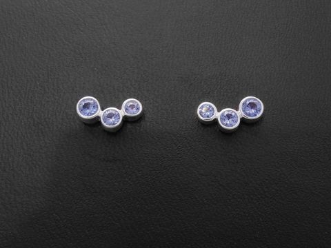 Silber Ohrringe modisch mit synthetischem Spinell in hellblau, Hersteller Juwelier Harnisch, verziert mit Zirkonia, zeitloses Schmuckstück für elegante Anlässe.