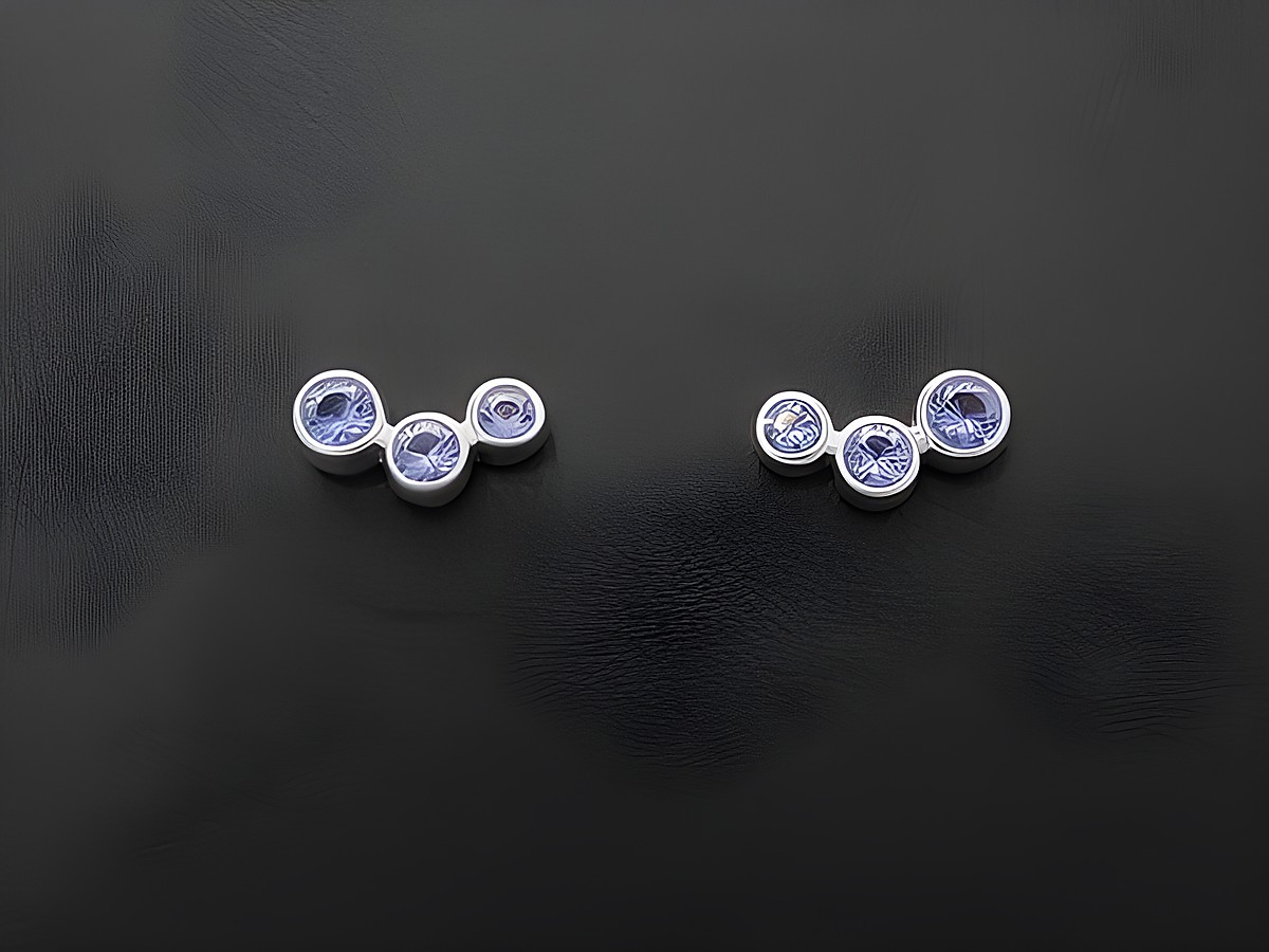 Silber Ohrringe modisch mit synthetischem Spinell in hellblau, Hersteller Juwelier Harnisch, verziert mit Zirkonia, zeitloses Schmuckstück für elegante Anlässe.