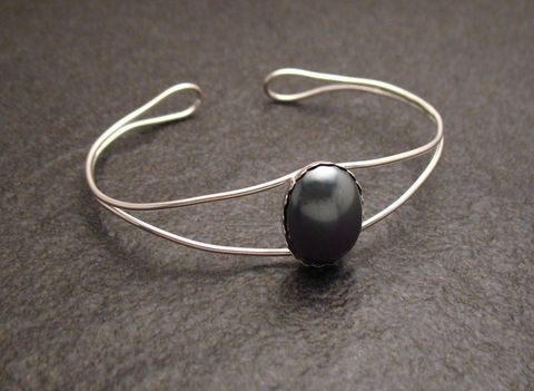 Perle grau Cabochon 17 cm Sterling Silber Armreifen von Juwelier Harnisch, schlichte Eleganz mit ovalem grauen Stein und feinem Silberdesign, Umfang 17 cm.
