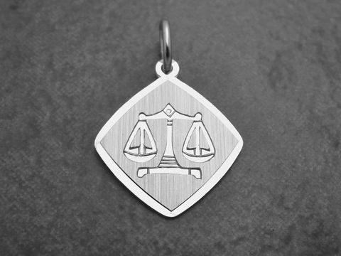 Ein Anhänger aus rhodiniertem Sterling Silber in Diamantform mit dem Symbol der Waage, detailreich gestaltet und hochwertig verarbeitet, ideal für Schmuckliebhaber.
