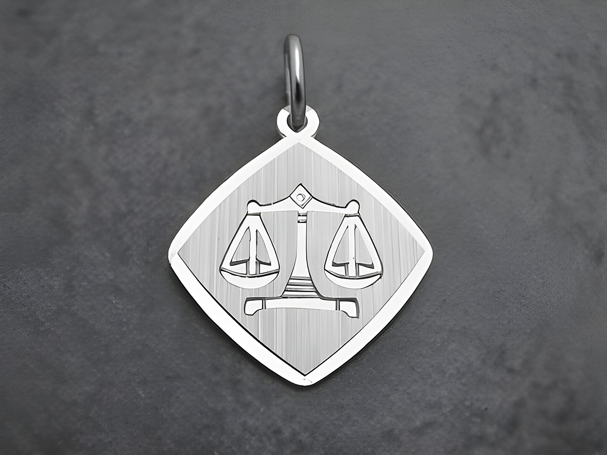 Ein Anhänger aus rhodiniertem Sterling Silber in Diamantform mit dem Symbol der Waage, detailreich gestaltet und hochwertig verarbeitet, ideal für Schmuckliebhaber.