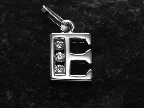 Silber rhodinierten Anhänger in Form des Buchstabens E, versehen mit drei funkelnden Zirkoniasteinen, hergestellt von Juwelier Harnisch. Ideal für individuelles Schmuckdesign.