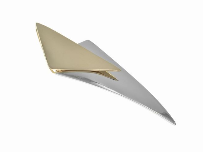 Anhänger aus Sterling Silber in polierter und rhodinierter Ausführung, mit einem besonderen Design in Form von ineinander geschichteten Dreiecken in Rosegold. Hersteller Juwelier Harnisch.