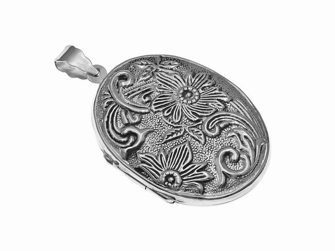 Silber Medaillon in ovaler Form mit floralem Muster, hergestellt von Juwelier Harnisch. Das Design zeigt geschwungene Linien und stilisierte Blumen.