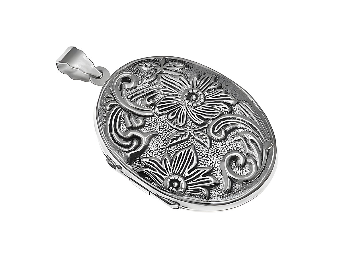 Silber Medaillon in ovaler Form mit floralem Muster, hergestellt von Juwelier Harnisch. Das Design zeigt geschwungene Linien und stilisierte Blumen.