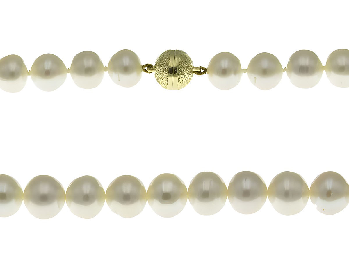 Perlenkette 42 cm aus Süßwasser-Zuchtperlen in weiß mit einem Durchmesser von 10,5-11 mm, klassisches Design von Juwelier Harnisch, mit einem goldenen Verschluss.
