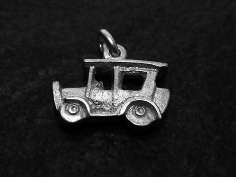 Silberanhänger in Form eines Automobils, 15 mm groß, hergestellt von Juwelier Harnisch, ideal für Fahrzeuge-Liebhaber und Schmuck-Enthusiasten.