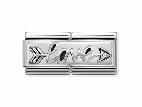 Das Bild zeigt ein silbernes Charm von Nomination mit der Aufschrift "love" und einem Pfeil, der in Richtung des Textes zeigt, sowie einem kleinen funkelnden Stein.