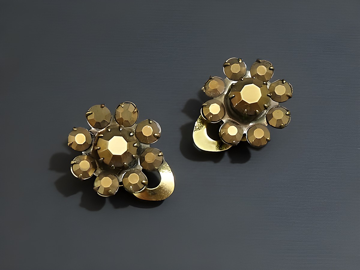 Strass Ohrclip grazil in braun und silberfarben, Hersteller Juwelier Harnisch, elegante Ohrclips mit floralem Design, perfekt für besondere Anlässe und Alltagslooks.