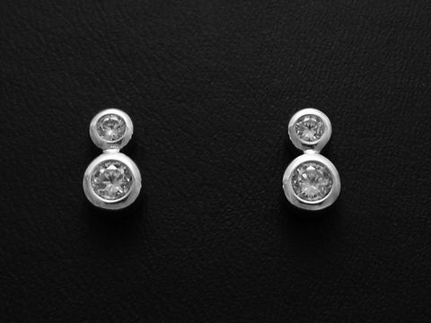 Funkel Ohrstecker aus Sterling Silber, rhodiniert, edel, hergestellt von Juwelier Harnisch, mit Zirkonia, strahlen eleganten Glanz und zeitlosen Stil aus.