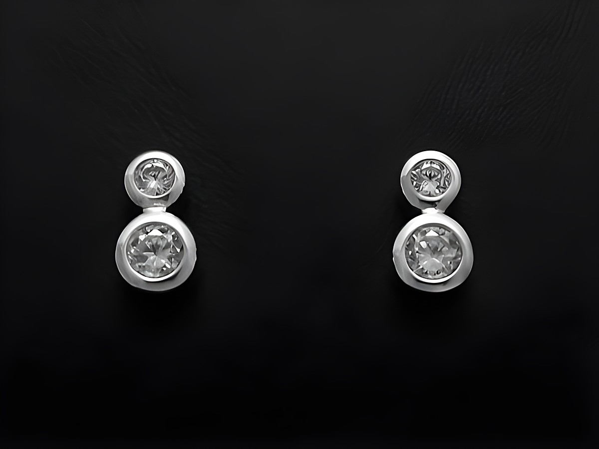 Funkel Ohrstecker aus Sterling Silber, rhodiniert, edel, hergestellt von Juwelier Harnisch, mit Zirkonia, strahlen eleganten Glanz und zeitlosen Stil aus.