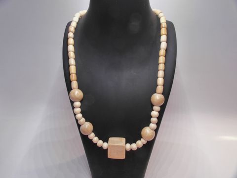 Holzkette Multiform 21 mm naturbraun 60 cm aus Holzschmuck von Juwelier Harnisch, zeigt eine elegante Kombination aus verschiedenen Holzperlen und einem quadratischen Element.