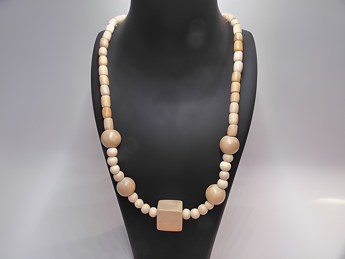 Holzkette Multiform 21 mm naturbraun 60 cm aus Holzschmuck von Juwelier Harnisch, zeigt eine elegante Kombination aus verschiedenen Holzperlen und einem quadratischen Element.