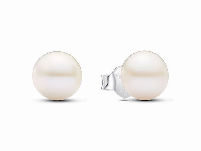 Zwei elegante Ohrstecker aus Silber mit Zuchtperlen in Weiß mit einem Durchmesser von 7 mm, hergestellt von Pandora, perfekt für einen femininen Look.