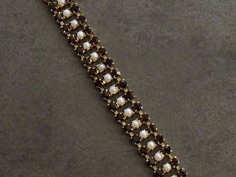 Strass Armband in aufregendem Granatrot-Weiß, 17 cm lang, goldfarbene Highlights, hergestellt von Juwelier Harnisch, ideal für besondere Anlässe und glamouröse Looks.
