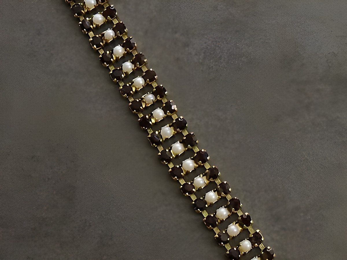 Strass Armband in aufregendem Granatrot-Weiß, 17 cm lang, goldfarbene Highlights, hergestellt von Juwelier Harnisch, ideal für besondere Anlässe und glamouröse Looks.