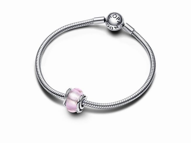 Elegantes Pandora Armband aus Silber mit einem Umschlungenen rosafarbenen Murano-Glas Charm, das durch sein schimmerndes Pink besticht und perfekt zur modischen Accessoire-Kollektion passt.