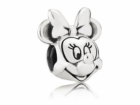 Charm von Pandora mit einem liebevollen Portrait von Minnie Maus, detailliert gestaltet aus Silber mit einem charakteristischen Aussehen und einer eleganten Schleife.