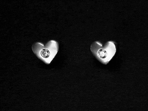 Silber Ohrringe in Herzform als Ohrstecker, rhodiniert, mit funkelndem Zirkonia, hergestellt von Juwelier Harnisch, ideal für einen eleganten Look.