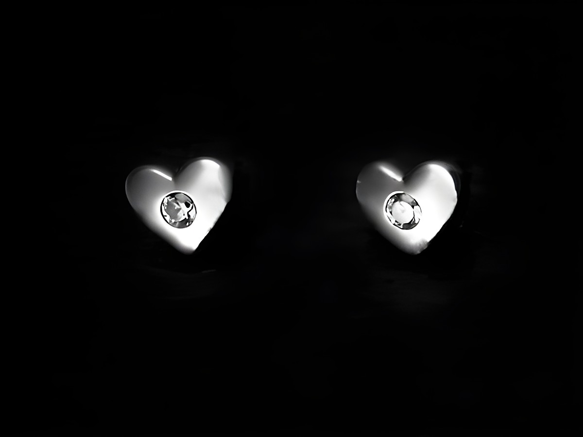Silber Ohrringe in Herzform als Ohrstecker, rhodiniert, mit funkelndem Zirkonia, hergestellt von Juwelier Harnisch, ideal für einen eleganten Look.