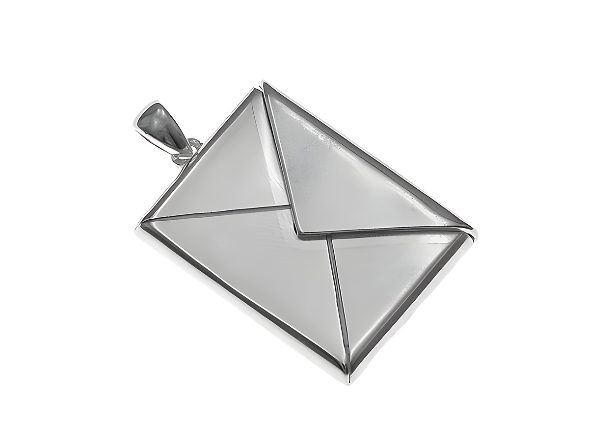 Medaillon in Form eines Briefes, aus Sterling Silber gefertigt, Hersteller Juwelier Harnisch, zeitloses Design in Sonderformen, ideal als Schmuckstück für besondere Anlässe.