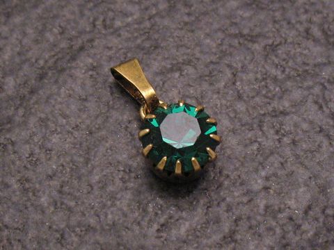 Grüner Strass Anhänger Sexy City Look rund, Hersteller Juwelier Harnisch, funkelnder grüner Stein im goldenen Setting, ideal für stilvolle Akzente und glamouröse Outfits.