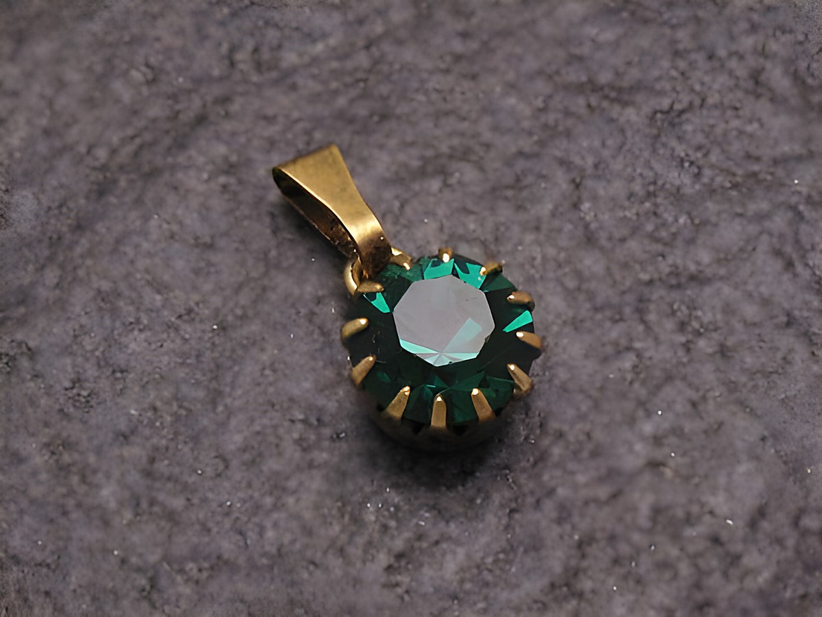 Grüner Strass Anhänger Sexy City Look rund, Hersteller Juwelier Harnisch, funkelnder grüner Stein im goldenen Setting, ideal für stilvolle Akzente und glamouröse Outfits.