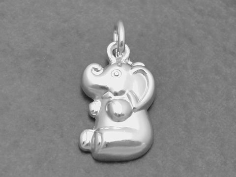 Ein niedlicher Elefant aus Sterling Silber als Anhänger, handgefertigt vom Juwelier Harnisch, perfekt für Tierliebhaber und als modisches Accessoire.