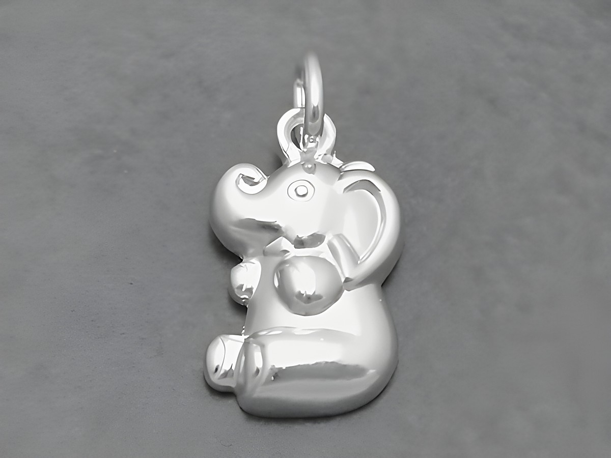 Ein niedlicher Elefant aus Sterling Silber als Anhänger, handgefertigt vom Juwelier Harnisch, perfekt für Tierliebhaber und als modisches Accessoire.
