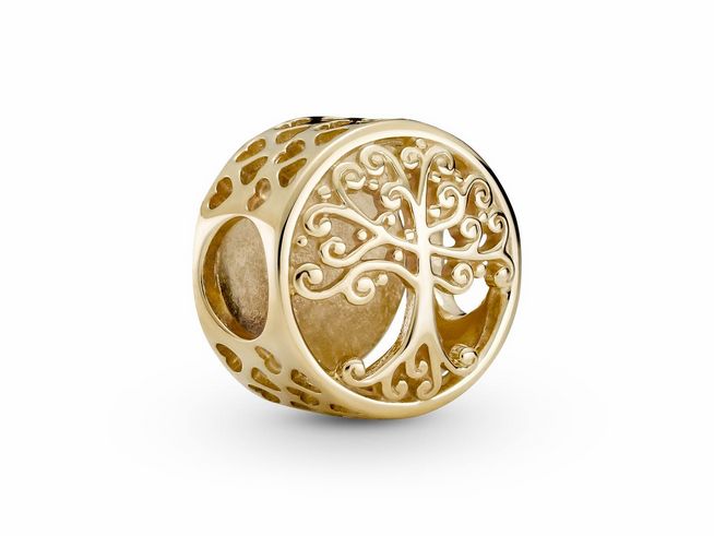 Das Bild zeigt einen Pandora Gold 585 Stammbaum Charm mit einem filigranen Baumdesign und herzförmigen Aussparungen, geeignet zur Verschönerung von Armbändern.