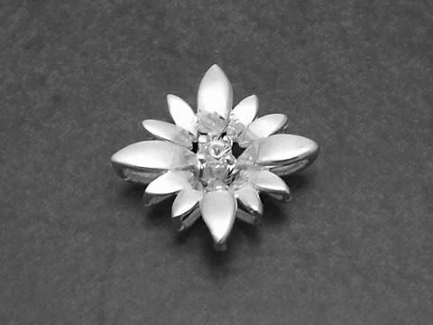 Silber Anhänger -City- 16x16mm mit synthetischem Spinell in Form einer Blume, hergestellt von Juwelier Harnisch, Pflanzenmotiv, elegant und dekorativ gestaltet.